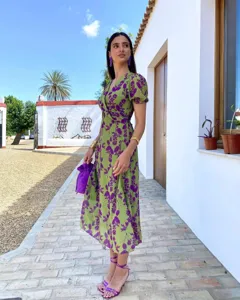 Vue rapprochée de l'élégante robe midi verte à fleurs, dotée d'un col en V et de manches courtes.