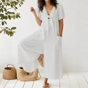 Combinaison pantalon femme blanche élégante manches courtes col V avec poches.