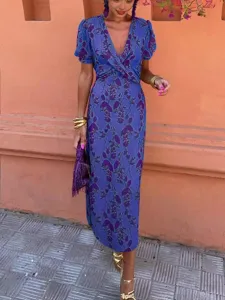 Vue détaillée de la robe élégante à col V et manches courtes avec imprimé plissé et coupe slim.