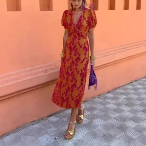 Robe mi-longue d'été à fleurs col V pour femmes, élégante robe slim plissée manches courtes.