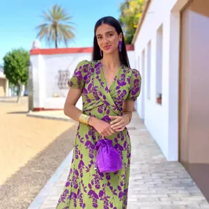 Robe longue élégante à imprimé floral vert avec col en V et manches courtes été.