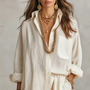 Ensemble chemise et short ample en lin blanc pour femme avec de gros colliers dorés.