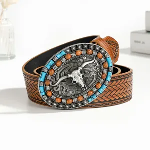 Gros plan détaillé de la ceinture en cuir vintage occidentale avec boucle taureau turquoise.
