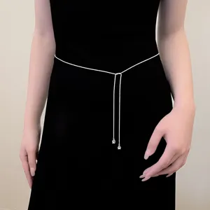 Chaîne de taille strass argentée détail, accessoire de robe élégant pour femmes style d'été minimaliste.