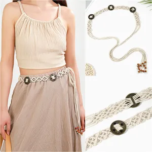 Ceinture de taille tressée bohème faite à la main avec des accents de pièces et perles.