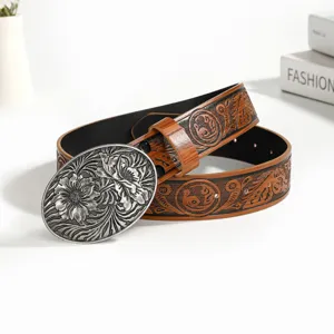 Ceinture en cuir marron rétro gaufrée avec boucle métallique ovale à motif floral.