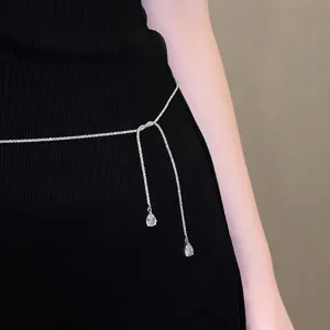 Chaîne de taille en strass argentés pour femmes, délicate chaîne de ventre avec pendentifs.