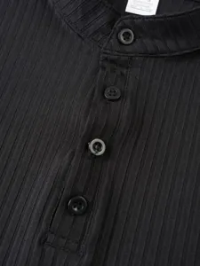 Vue détaillée du tissu en tricot côtelé noir pour hommes avec patte de boutonnage et étiquette.