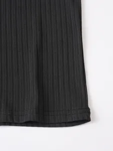 Gros plan sur le tissu en tricot côtelé noir et l'ourlet à double couture pour haut d'été mode.