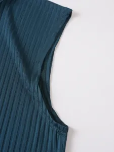 Gros plan sur l'emmanchure et les coutures du débardeur en tricot côtelé bleu foncé.