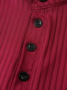 Vue de détail du débardeur en tricot côtelé pour homme en bordeaux avec boutons noirs.