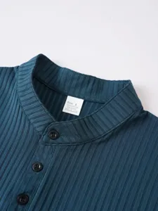 Col de t-shirt henley en tricot côtelé vert foncé pour homme, haut décontracté élégant.