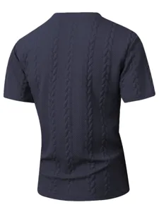 Gedetailleerd overzicht van de achterkant van de donkerblauwe kabeltrui korte mouw top.