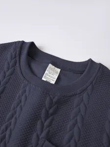 Heren donkergrijs ronde hals getextureerde lange mouw truien casual top detail view