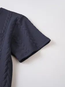 Gedetailleerd overzicht van donkere korte mouw t-shirt gebreide stof textuur manchet detail