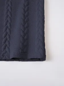 Close-up detail van de donkerblauwe heren t-shirt stof met getextureerd kabelpatroon.