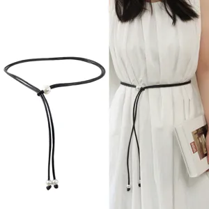 Elegante cinturón fino de cuero negro con perlas, accesorio retro para mujeres modernas.