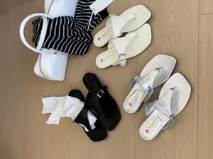 Sandales plates entre-doigts pour femmes, chaussures de plage rétro élégantes avec boucle.