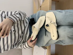 Sandales plates entre-doigts pour femmes ete decontractees plage mules avec boucle chaussures.