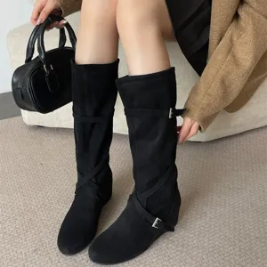 Botas altas de mujer en ante negro con hebilla diseño cruzado calzado de invierno elegante