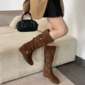 Elegantes botas altas con cuña y punta redonda con hebilla para mujeres otoño y moda.