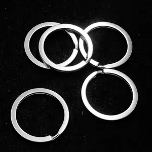 Silberne Ringe Detailansicht mit robuster Metallkonstruktion fur handgefertigte DIY Projekte.