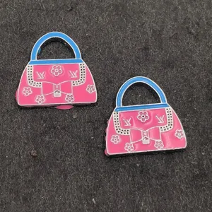Gedetailleerd overzicht van roze en blauwe emaille handtas DIY hanger sjarm met mooie strik.