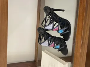 Talons hauts noirs avec brides en strass multicolores et bout ouvert pour soirée chic