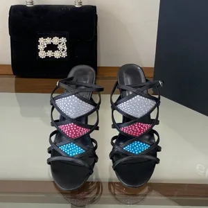 Sandales à talons hauts noires avec strass multicolores, élégantes chaussures de fête.