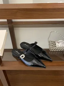 Mules plates noires à bout pointu et boucle en strass, chaussures pour femmes élégantes.