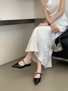 Mules plates noires à bout pointu avec boucle en strass pour femme chaussures élégantes.