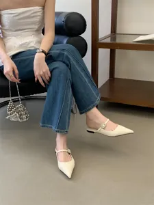 Mules plates chics à bout pointu avec boucle en cristal élégante et semelle souple.