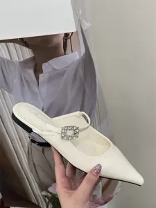 Mules plates blanches à bout pointu avec boucle carrée en strass scintillants, élégantes et chic.