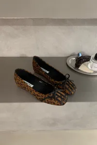 Chic leopard flat γυναικεία παπούτσια με κομψό μαύρο φιόγκο και μοντέρνα σχεδίαση.