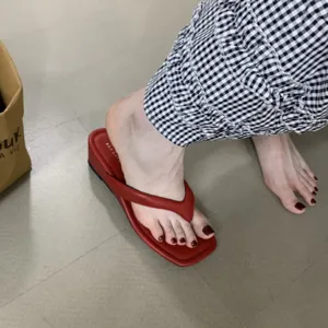 Rote Zehentrenner Sandaletten mit eckiger Kappe fuer Damen, bequeme Freizeitschuhe.