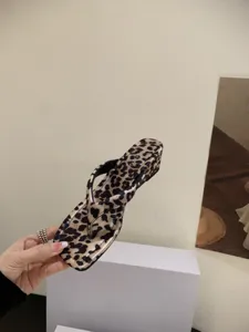 Eckige Zehentrenner mit Leopardenmuster, lässige flache Strandsandalen für Damen.