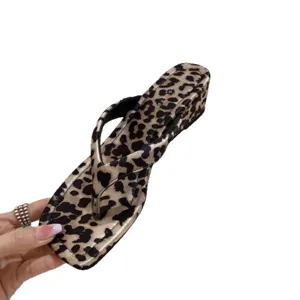 Damen Keilabsatz Zehentrenner Sandalen mit Leo-Muster, schicke quadratische Zeh freizeit.