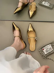 Mules plates à bout pointu en or métallisé avec boucle en cristal, chaussures chic.