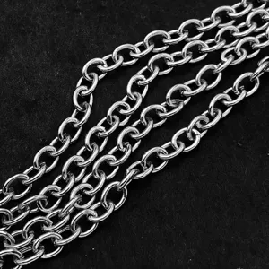 Langlebige silberne Metallkette Detailansicht, ideal für DIY Schmuck und Schlüsselanhänger.