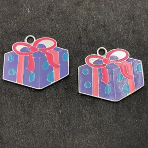 Detail van mooie emaille cadeauendoos bedels hangers in paars en roze voor DIY sieraden maken.