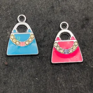 Close-up van kleurrijke emaille handtas bedels met strass steentjes voor DIY sieraden maken.