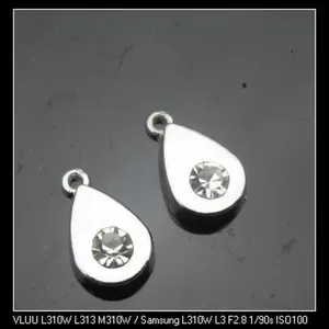 Gros plan détaillé du pendentif larme argenté avec strass clair pour bijoux DIY.