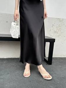 Summer stylish minimalist thong sandals for women, comfortable daily casual footwear detail.
