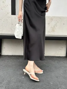 Summer minimalist thong kitten heel sandals for women, stylish outdoor slip-on shoes.