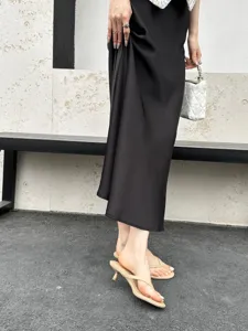 Summer minimalist thong kitten heel sandals for women, versatile outdoor chic footwear.
