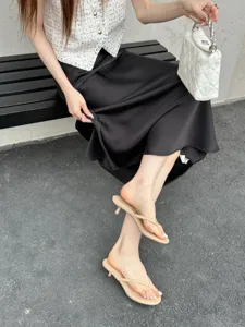 Summer minimalist kitten heel thong sandals for women, stylish outer wear slip-on shoes.