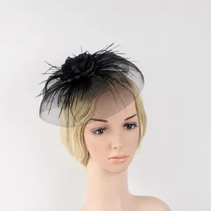 Vue détaillée du chapeau fascinateur en résine et plumes noires, accessoire de coiffure.