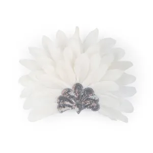 Coiffe en plumes blanches accessoire de cheveux de fête de carnaval avec base de paillettes.