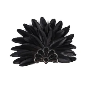 Accessoire de tête et pince à cheveux en plumes noires avec détails de paillettes.