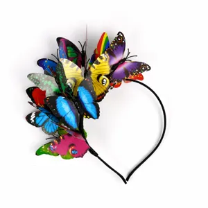 Détail de serre-tête papillon 3D coloré, accessoire de coiffure de fête vibrant.